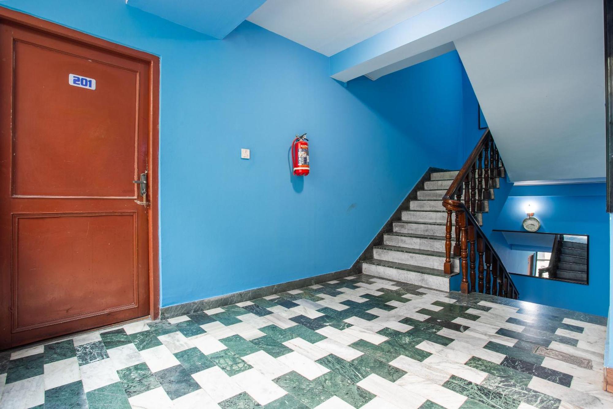 Oyo 808 Hotel Om Ganapati Pvt Ltd Катманду Экстерьер фото